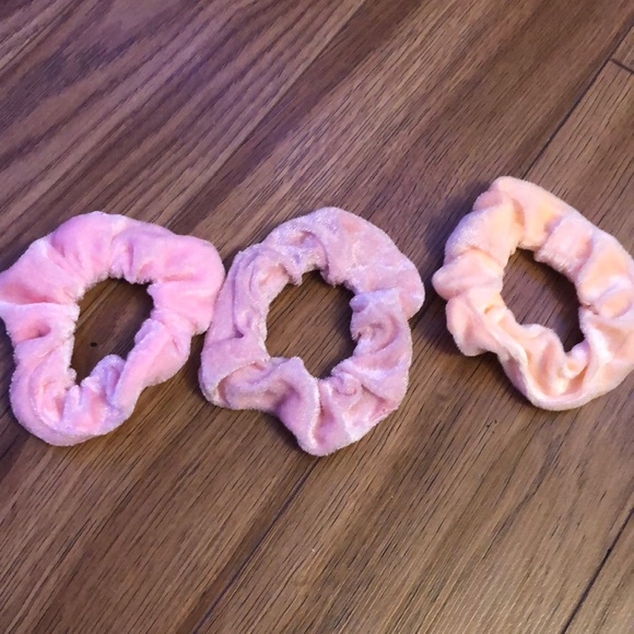 pink scrunchie set - Picture 4 of 4